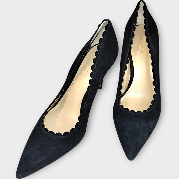 Ann Taylor Pumps Sz 8 Black Suede Pointed Toe Heels Scalloped Pumps Career Shoes - Picture 4 of 8